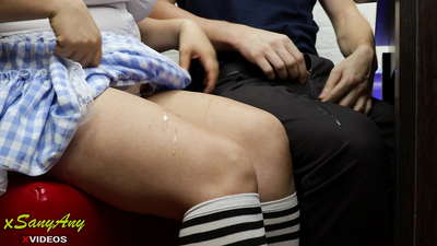 Gadis sekolah muda menyentak ke teman sekelas di pekerjaan rumah-xsanyAny