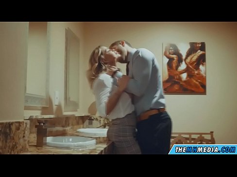 ❤️ Ketika seorang pirang berdada menggoda Anda di toilet umum Super porno di porno id.com-milf-300.ru